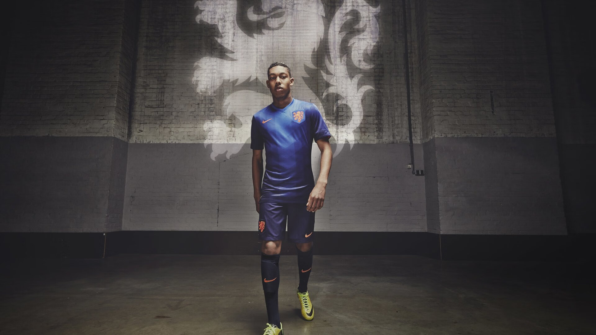 中国足球国家队执行专项对抗模拟训练计划，看一下中国国家足球队对战的情况